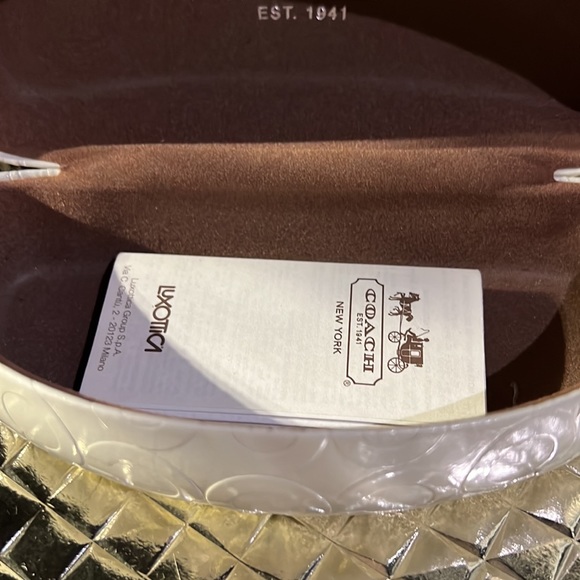 COACH Eyeglass Hard Case OFF WHITE EMBOSSED SIGNATURE Faux PATENT Leather - Picture 3 of 7